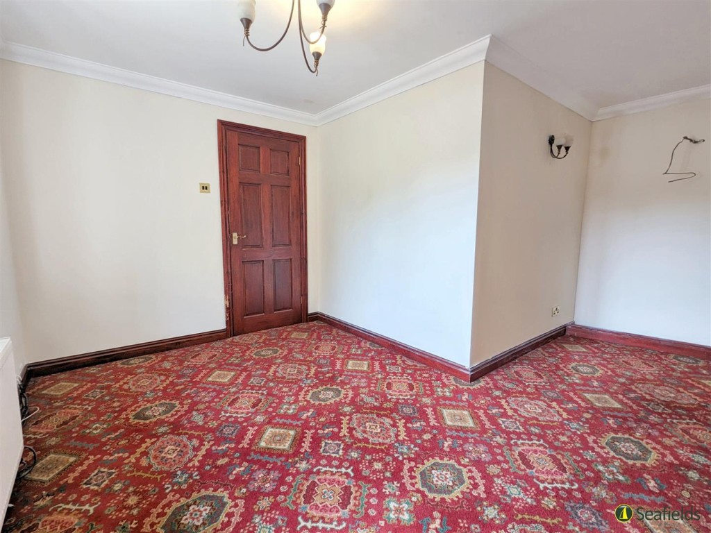 Lot: 115 - FREEHOLD DETACHED HOUSE FOR IMPROVEMENT AND BARN AND OUTBUILDINGS WITH POTENTIAL ON A PLOT CLOSE TO ONE AND A HALF ACRES - A Bedroom or Additional Reception Room